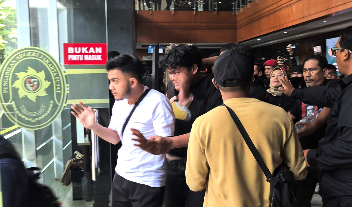 Sidang Hasto Kembali Ricuh, Satgas Cakra Buana Giring Penyusup ke Luar Ruangan Pengadilan