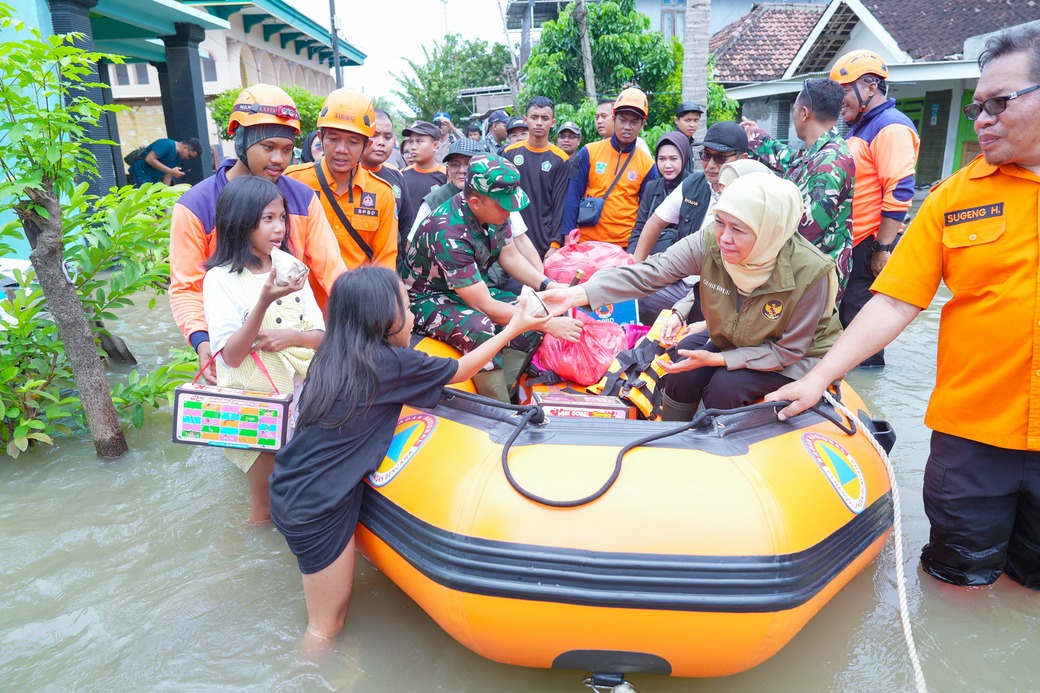 Tinjau Banjir Pasuruan, Gubernur Khofifah Pastikan Keselamatan Warga
