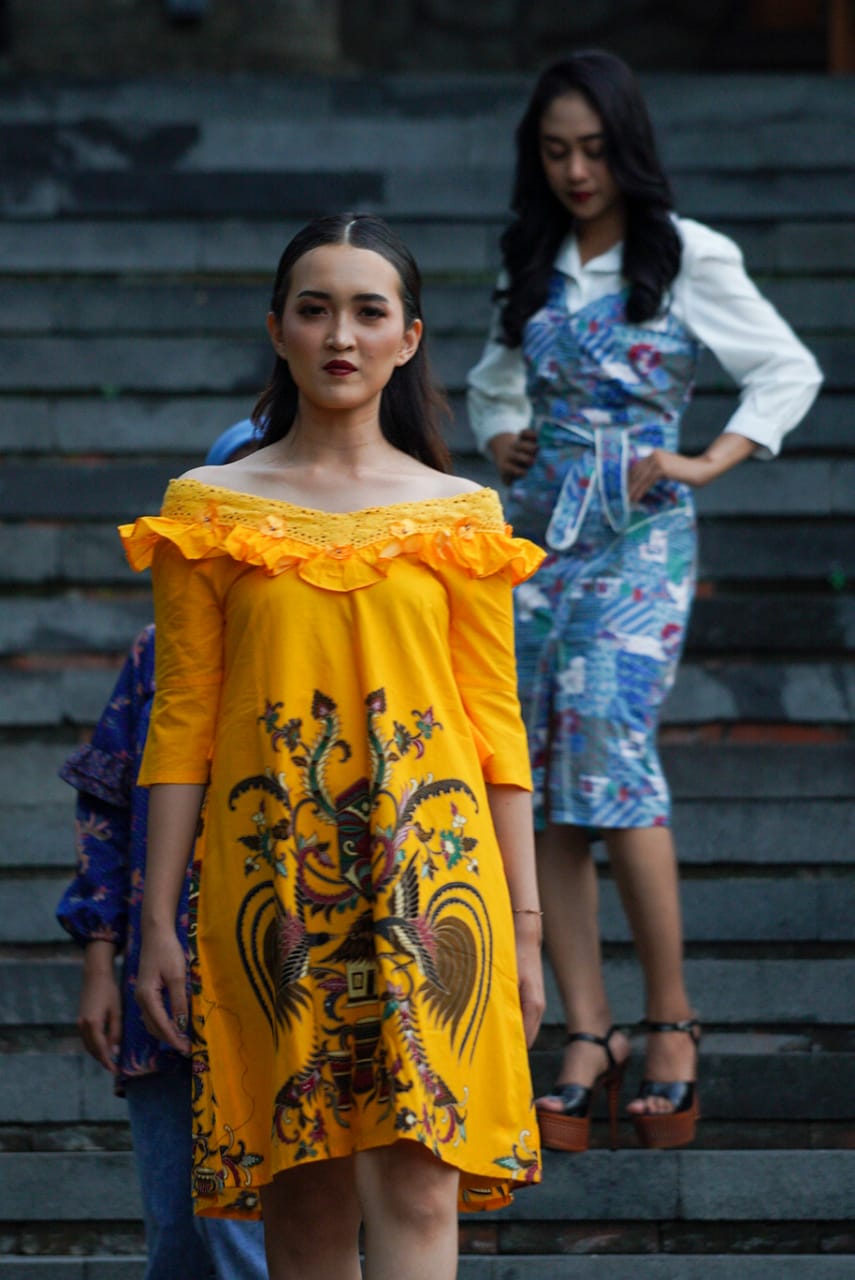 The Beauty of Indonesia, Tampil Modis dengan Batik
