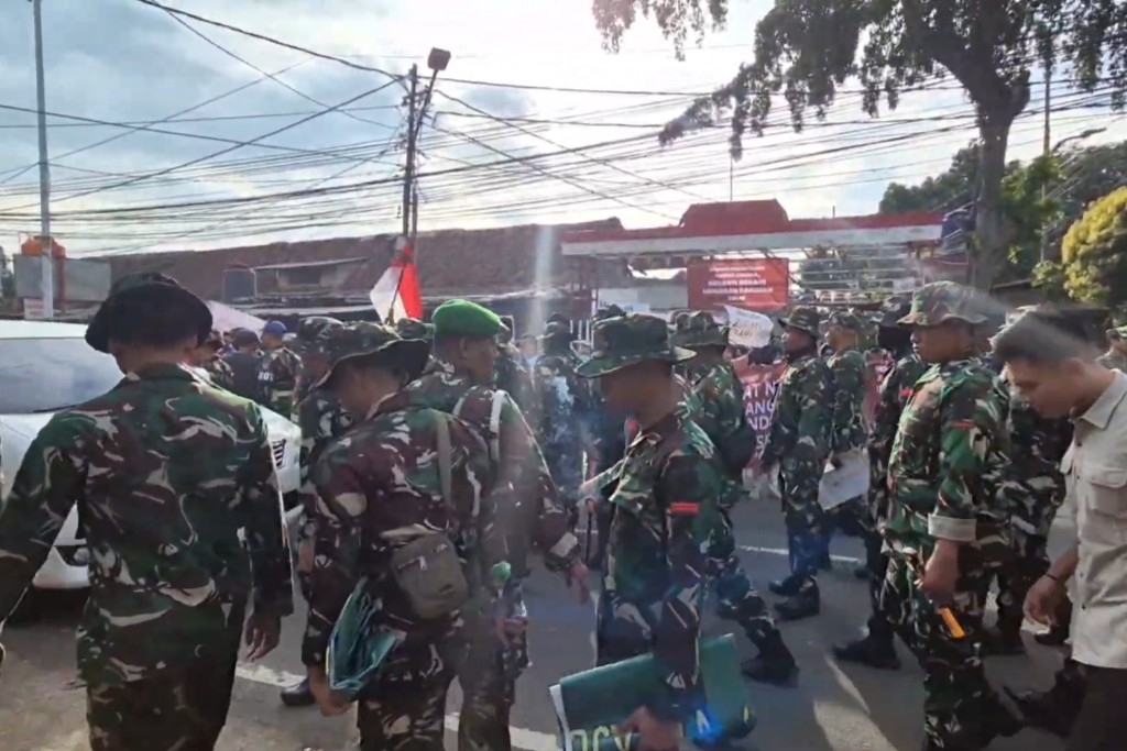Warga Lenteng Agung dan Aparat TNI Berselisih Soal Pembongkaran Lahan