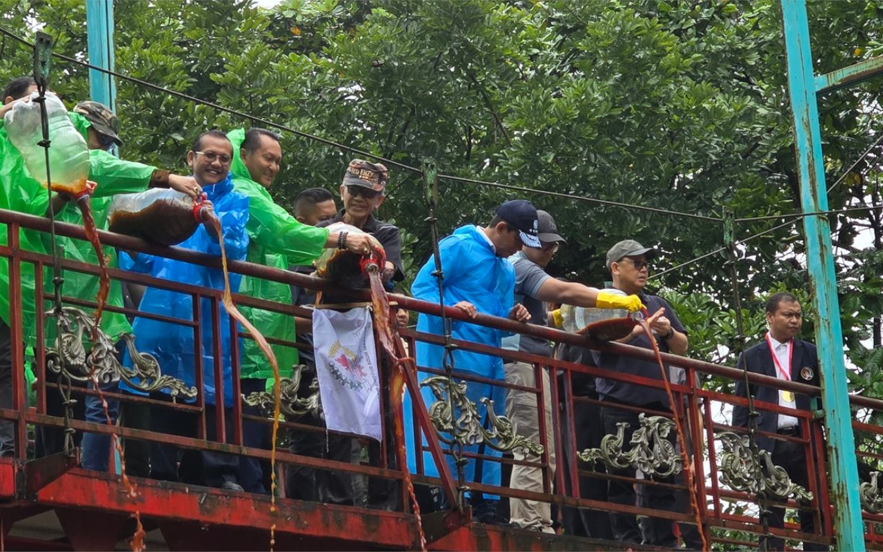 Gemabudhi–KLH Tuangkan 10.000 Liter Eco Enzyme di Sungai Cisadane, Apa Tujuannya?