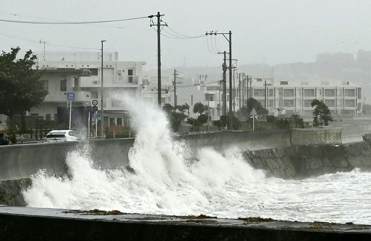 Topan Khanun Ganggu Penerbangan hingga Tewaskan Satu Lansia di Okinawa