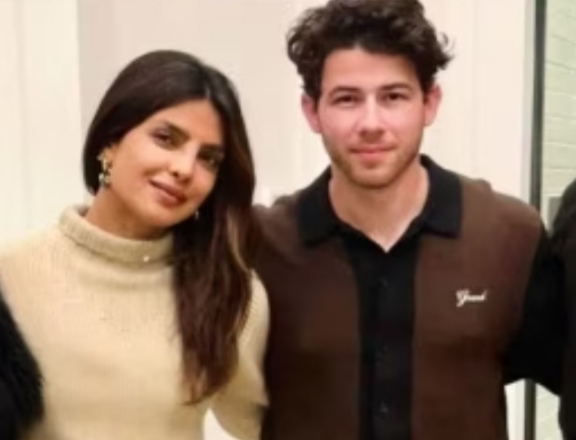 Gaya Priyanka Chopra dan Nick Jonas Kenakan Sweater saat Dinner, Musim Dingin Belum Usai