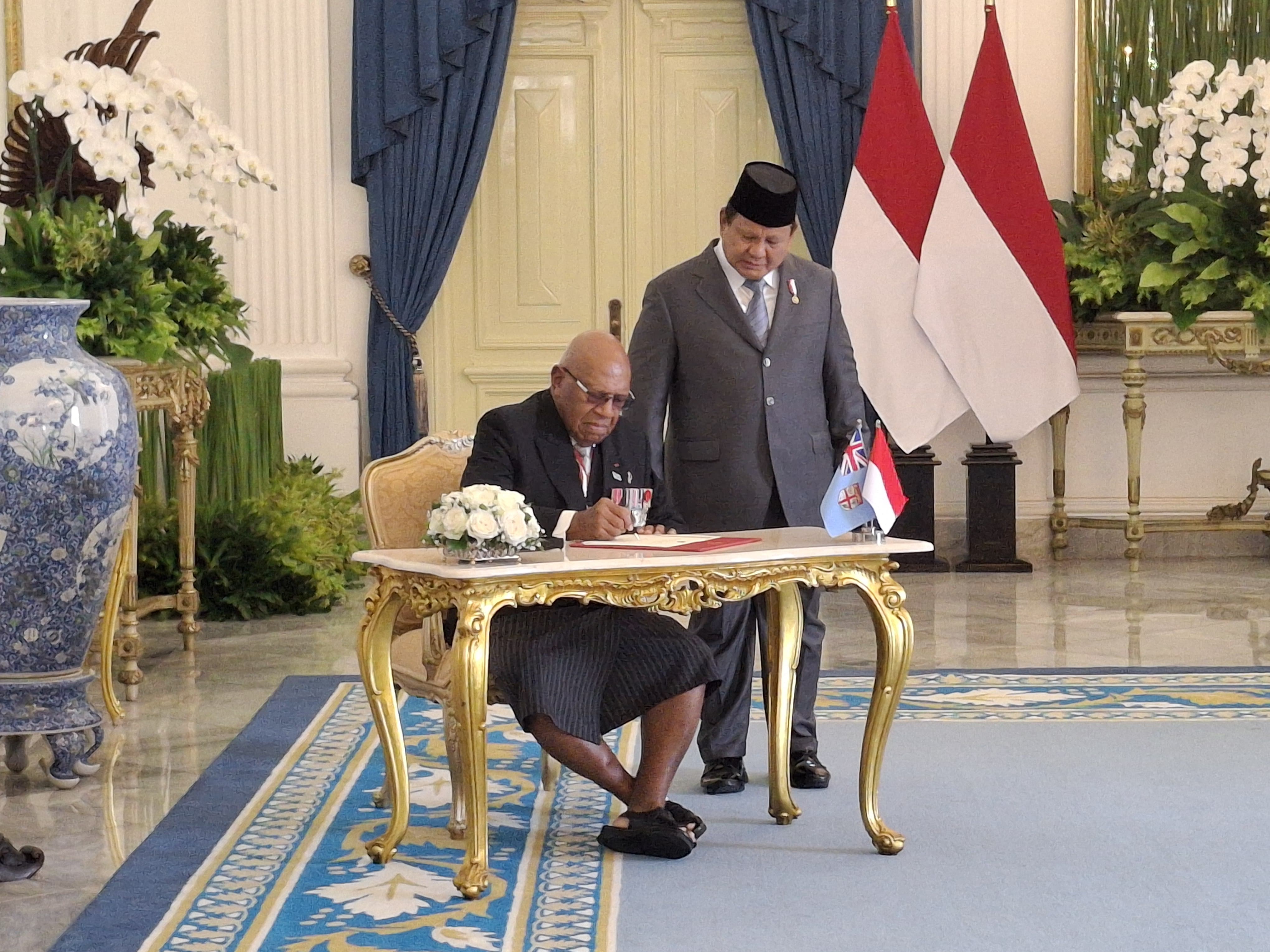 Mirip Sarung Khas Nusantara, PM Fiji Datang Temui Prabowo Pakai Sulu