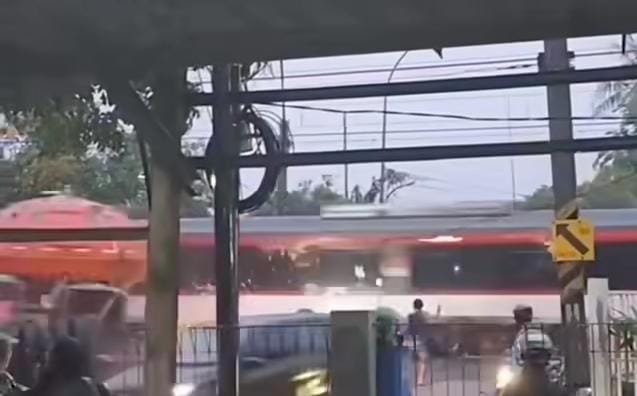 KA Bandara Soekarno-Hatta Tertemper Truk di Poris, Jalur Terhambat 