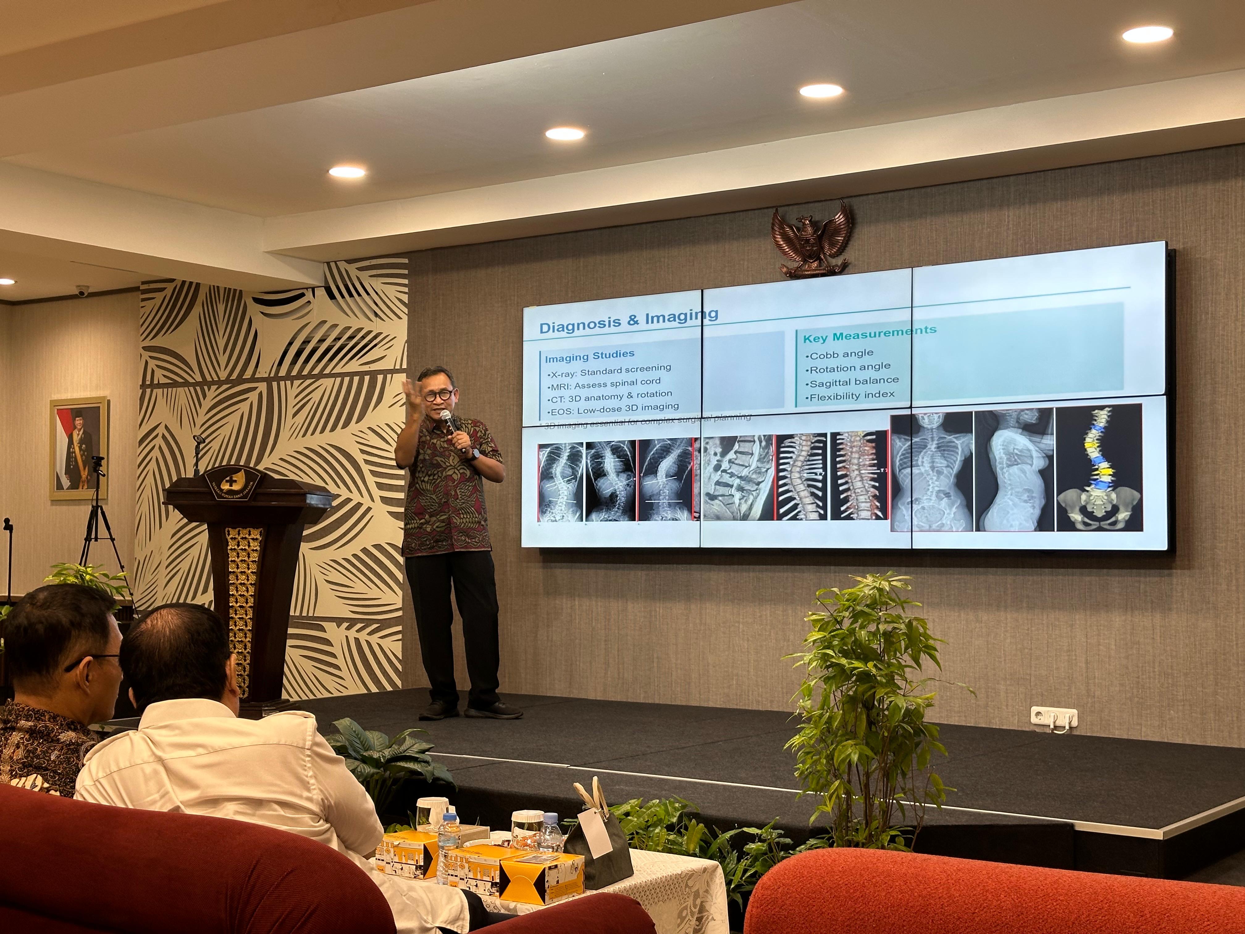 Punya Masalah Skoliosis atau Fraktur Tulang? Ahli Bedah Saraf Perkenalkan Neuronavigasi