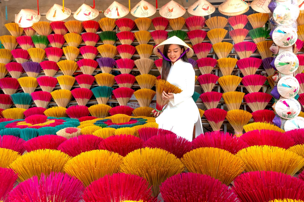 Jelang Imlek, Dupa Jadi Buruan! Tradisi Sakral yang Tak Pernah Hilang