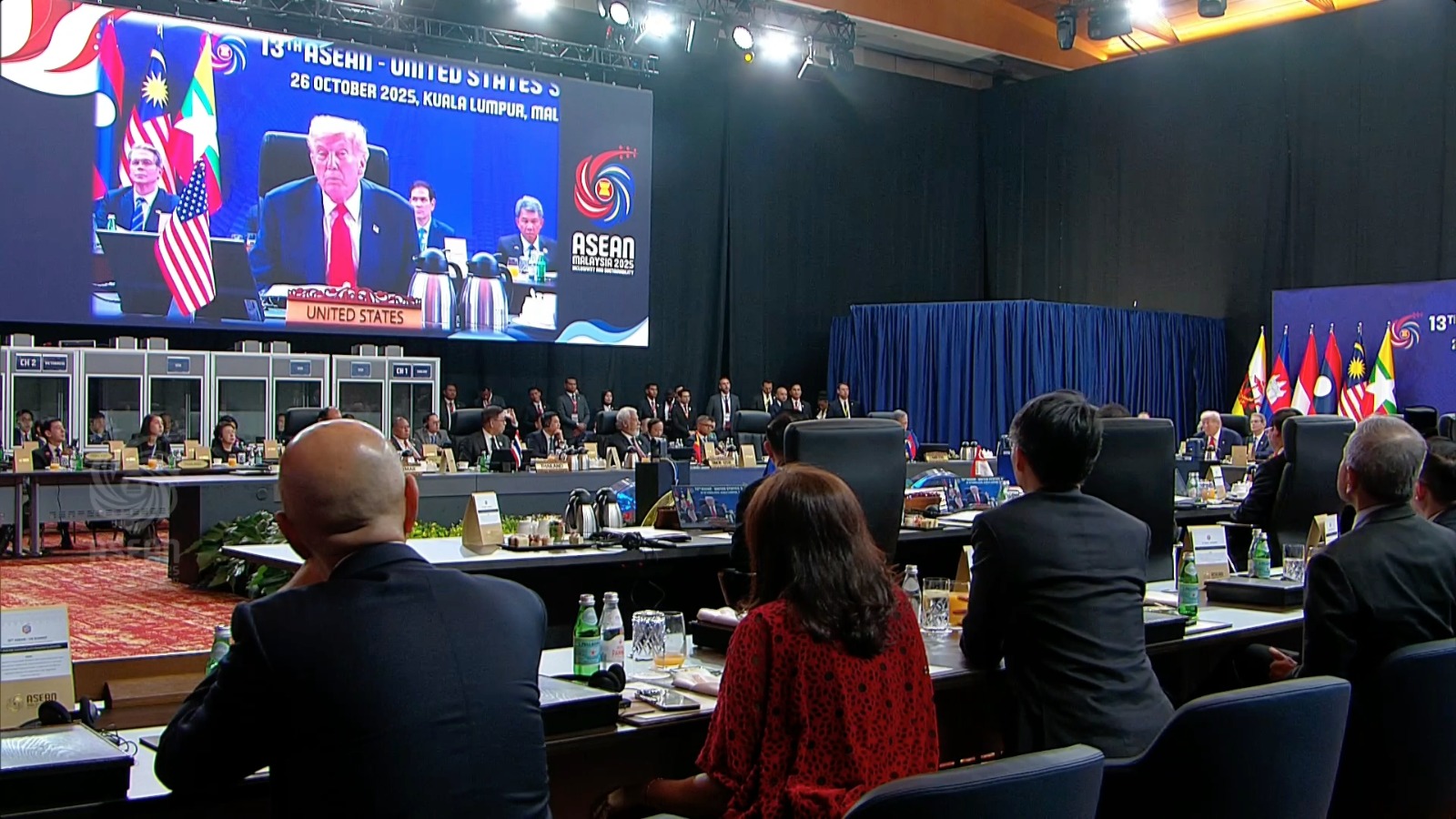 Saat Donald Trump Toleh Prabowo dan Beri Pujian di KTT ASEAN: Sahabat Saya, Pembawa Perdamaian Baru di Timur Tengah