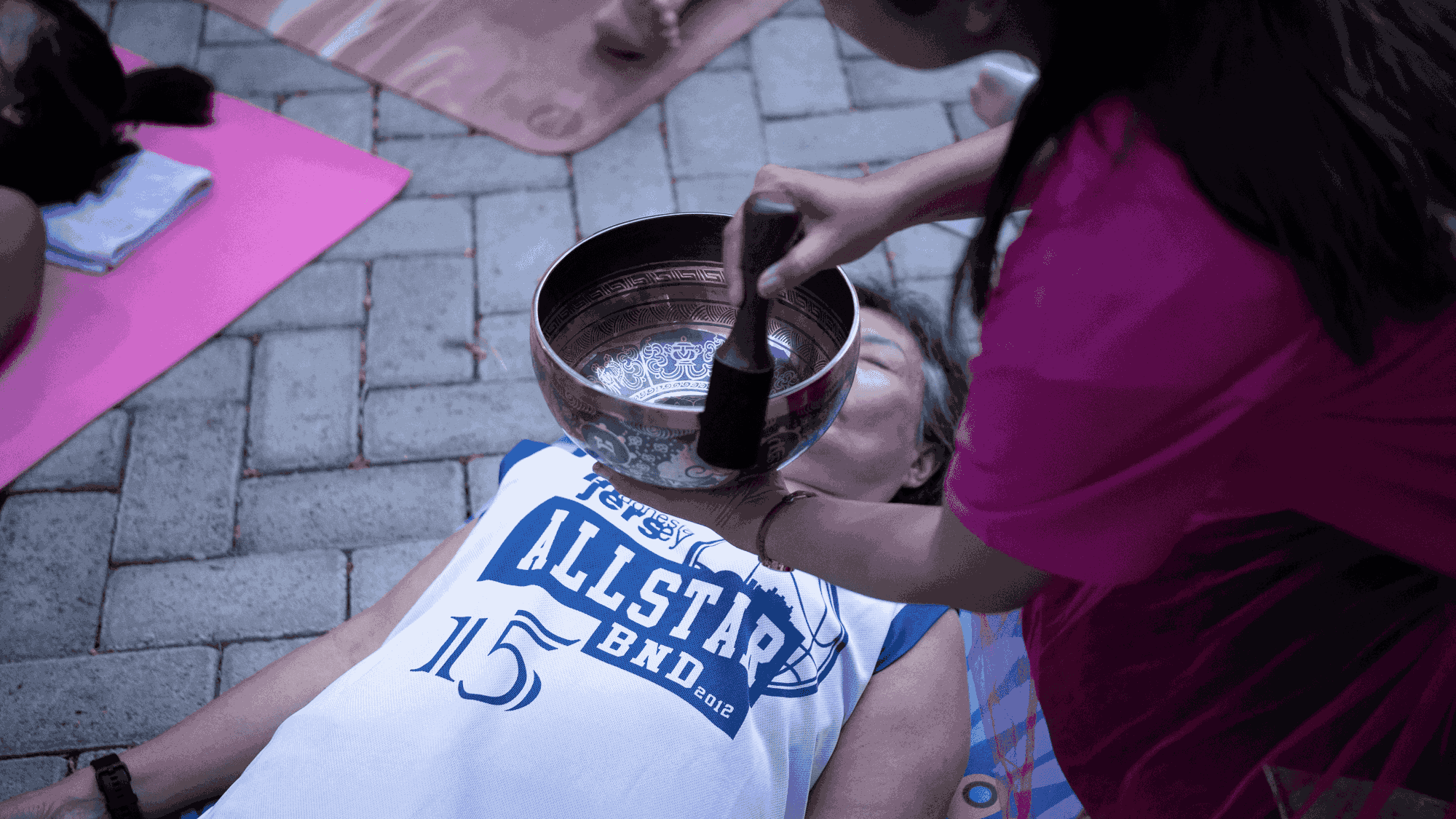 Relaksasi Lewat Sesi Sound Bath Do Yoga to Give di Kantor Harian Disway Surabaya