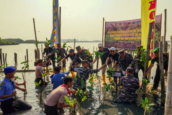 Kolaborasi Lintas Sektor: Konservasi Bakau di Pesisir Romokalisari Surabaya