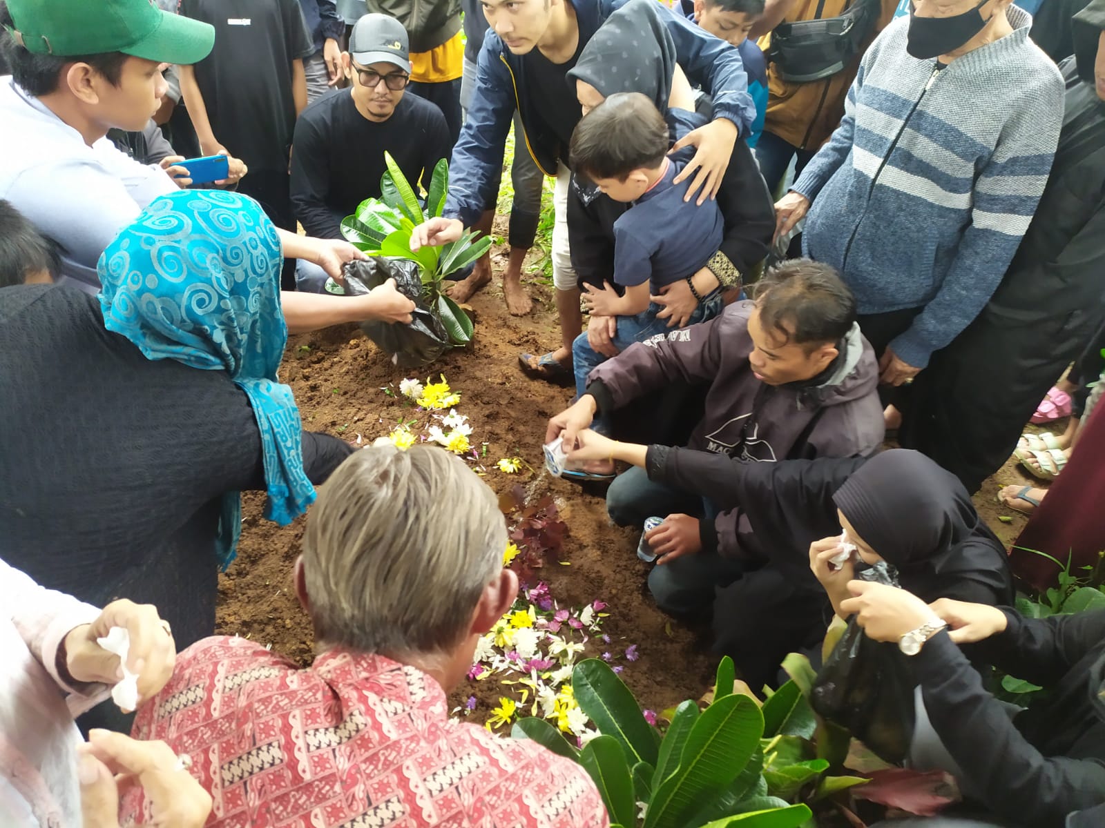 ﻿Tangis Haru Selimuti Pemakaman Pramugara KA Turangga, Tinggalkan Anak Kedua yang Berusia 17 Hari