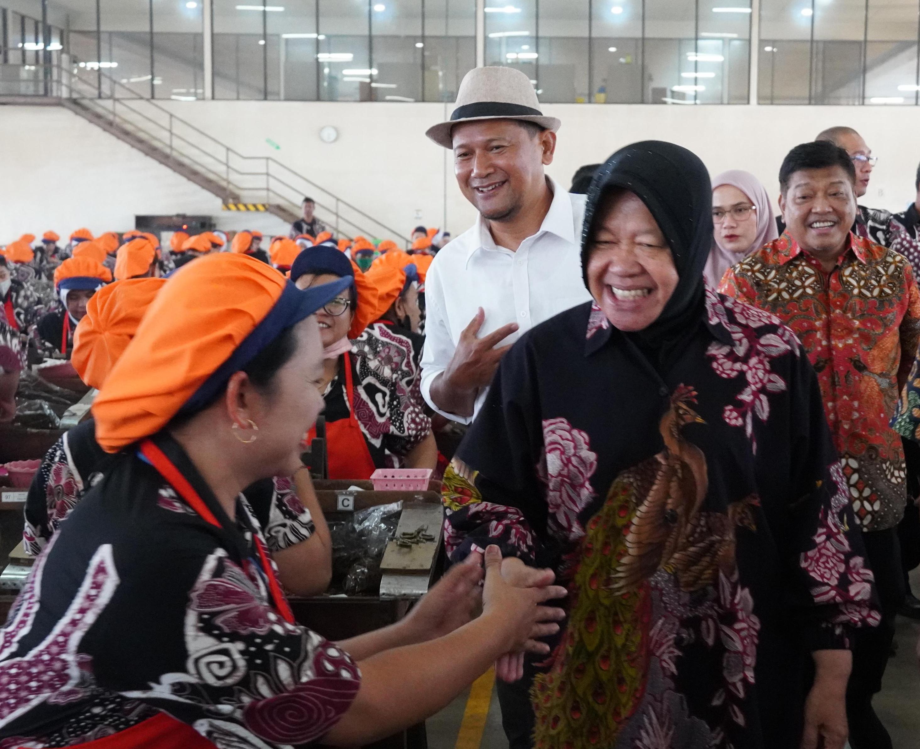 Risma Sapa Ribuan Buruh Pabrik Rokok Grendel di Malang, Janjikan Program Pendidikan dan Kesehatan Gratis