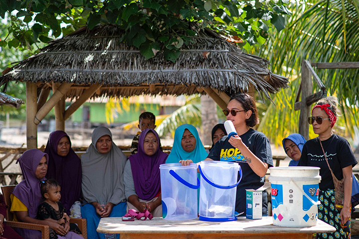 Impact Trip Kolaborasi Mola Art Gallery dan School Boat Indonesia (2): Filter Air untuk Warga Kerora