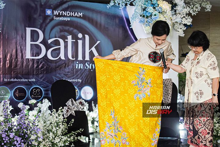 Rayakan Hari Batik dengan Batik in Style, Hotel Wyndham Surabaya Geber Fashion Show Tiga Desainer