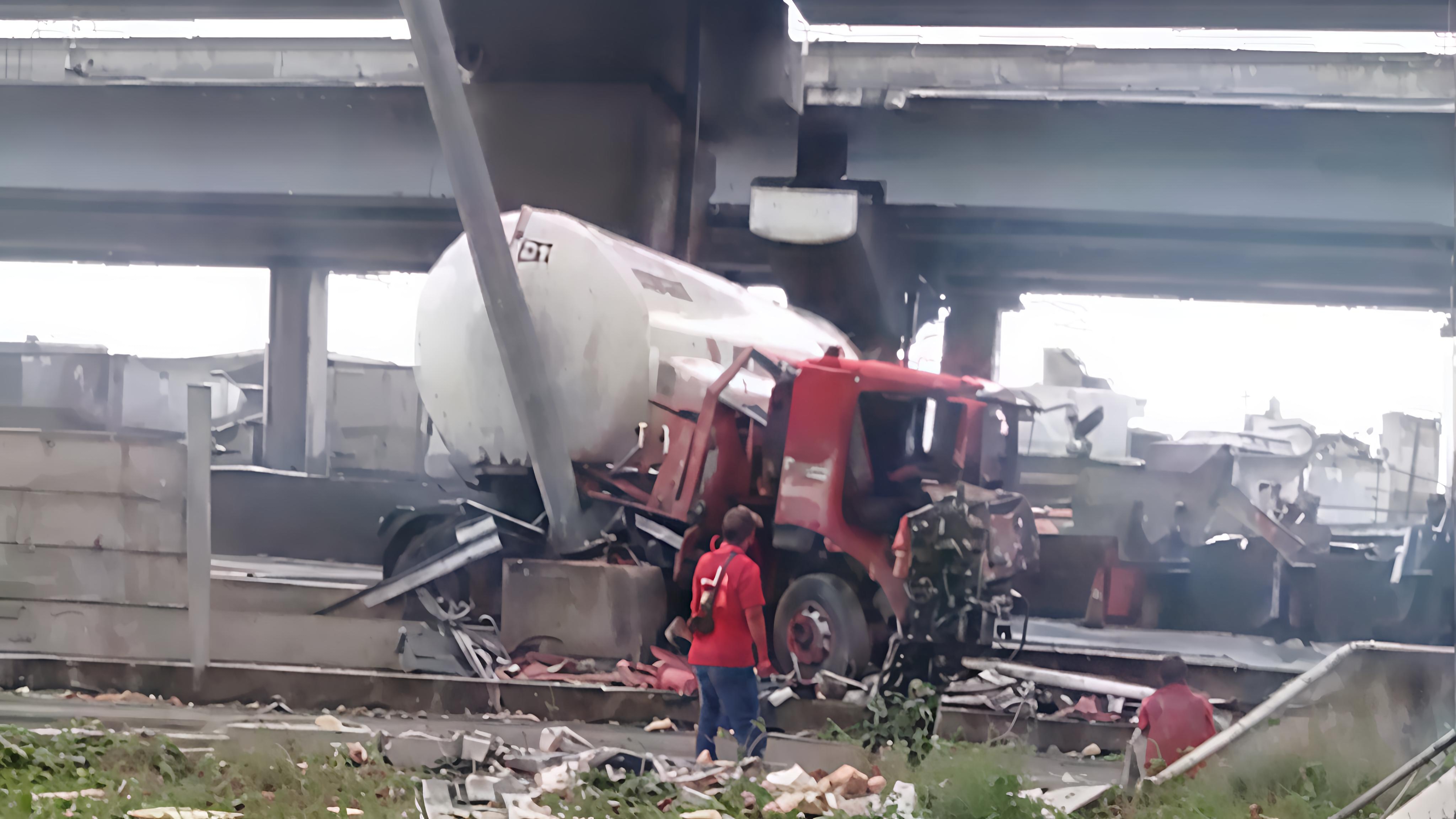 Truk LPG Hantam Pembatas Jalan Gegara Jalan Licin di Tol Cikunir