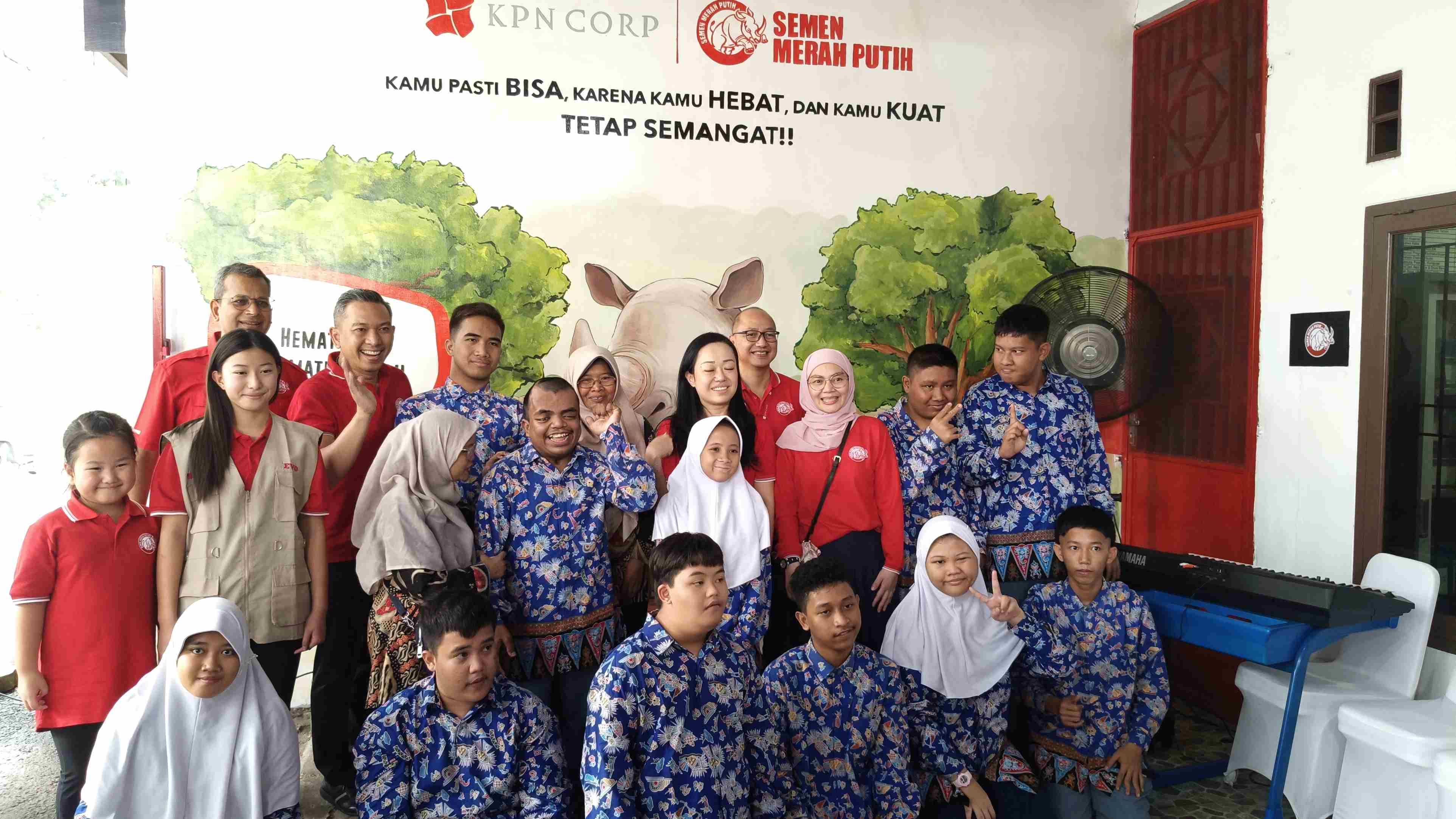CSR Semen Merah Putih-KPN Corp Hadirkan Senyuman Siswa SLB Mini Bakti
