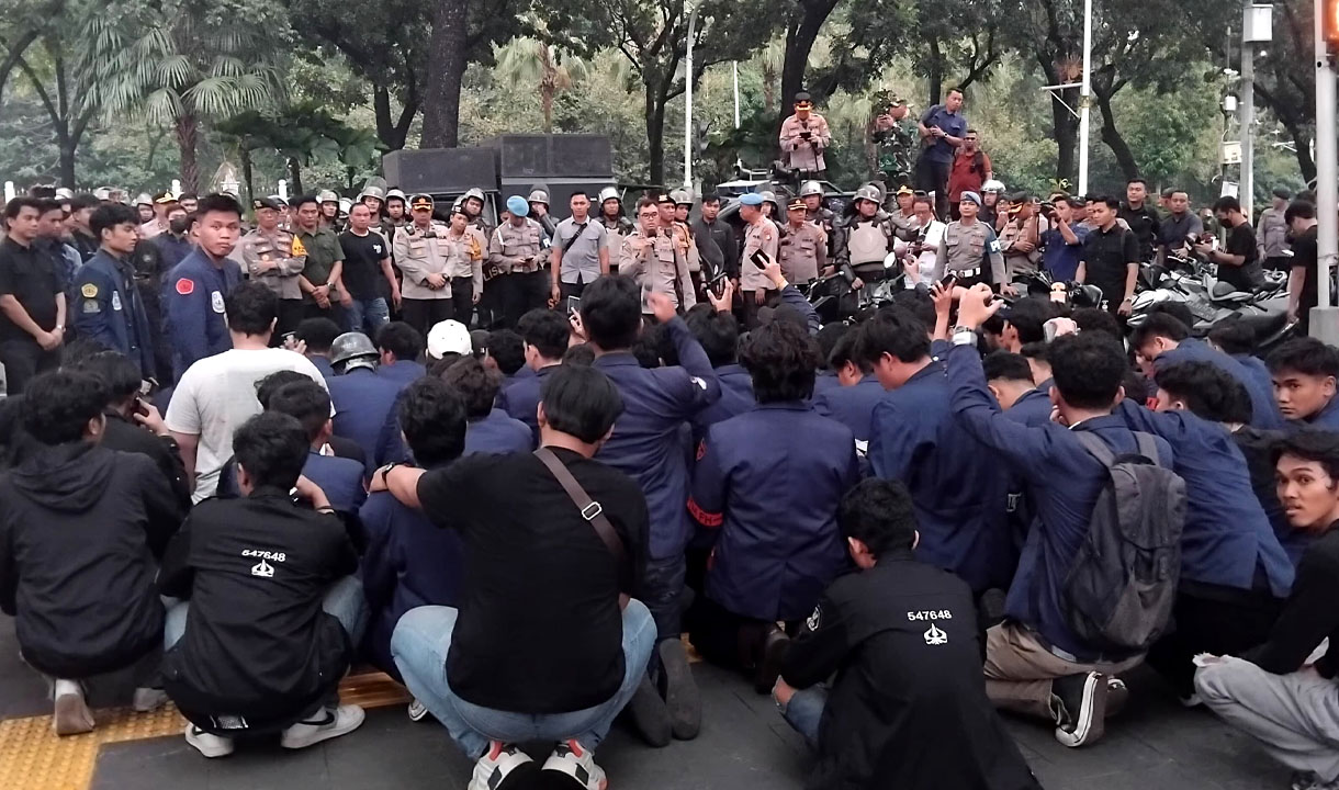 Demo Mahasiswa Ricuh di Balai Kota Jakarta, Puluhan Orang Diamankan Polisi 
