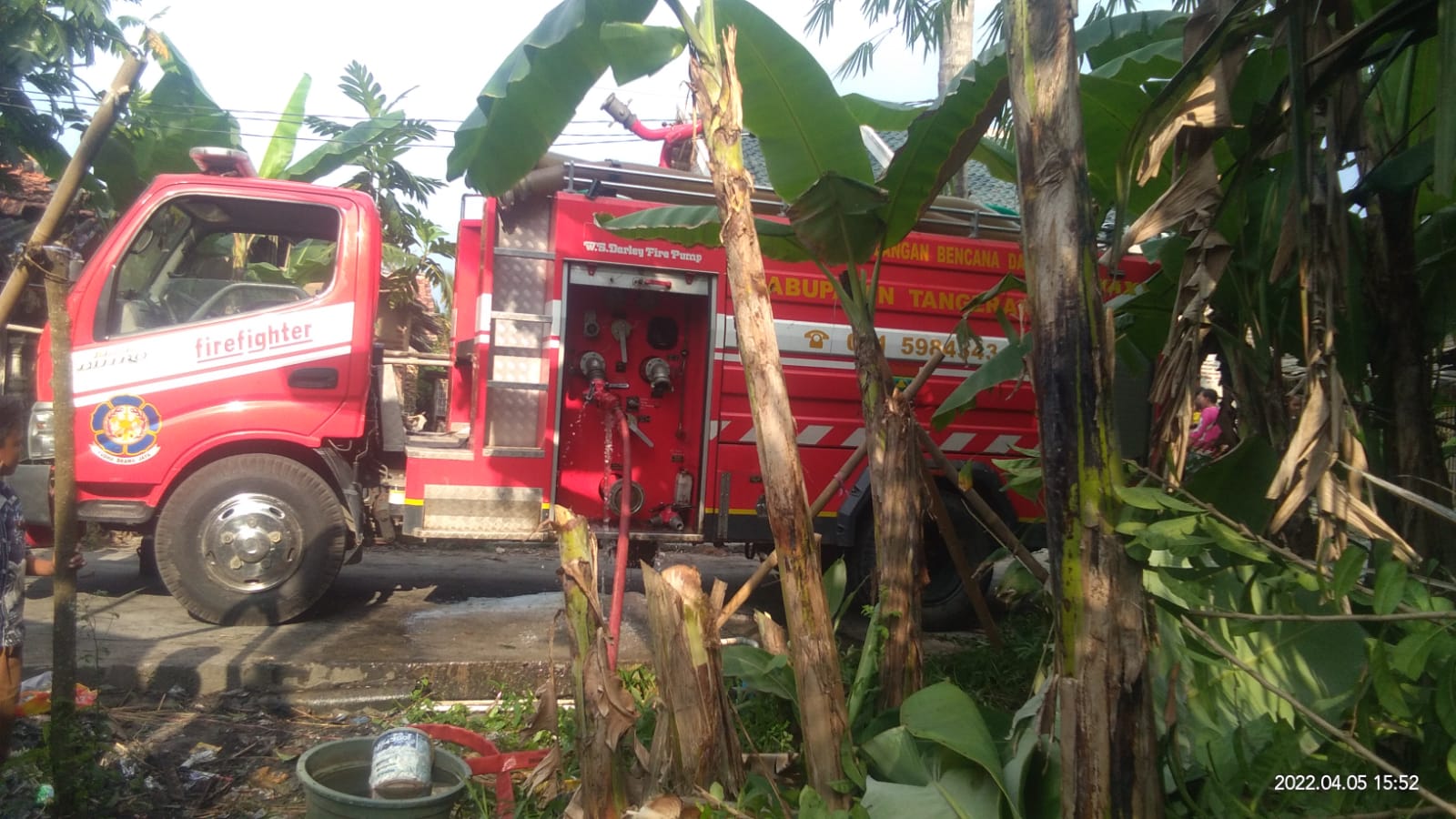 Petugas BPBD Padamkan Kebakaran Lapak Limbah dan Ilalang di Utara Tangerang