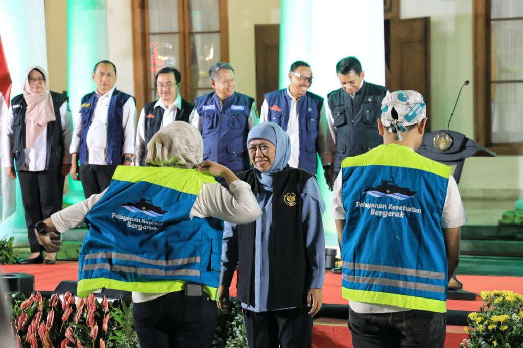 Khofifah Berangkatkan 91 Orang Tim Yankes Bergerak ke Pulau Kangean, Tangani 720 Kasus Kesehatan