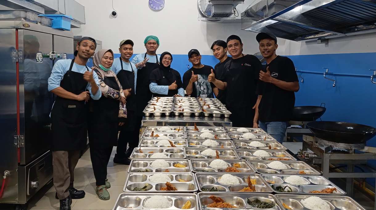 Kisah Mufaizah dan Senandung Harapan Relawan Dapur MBG