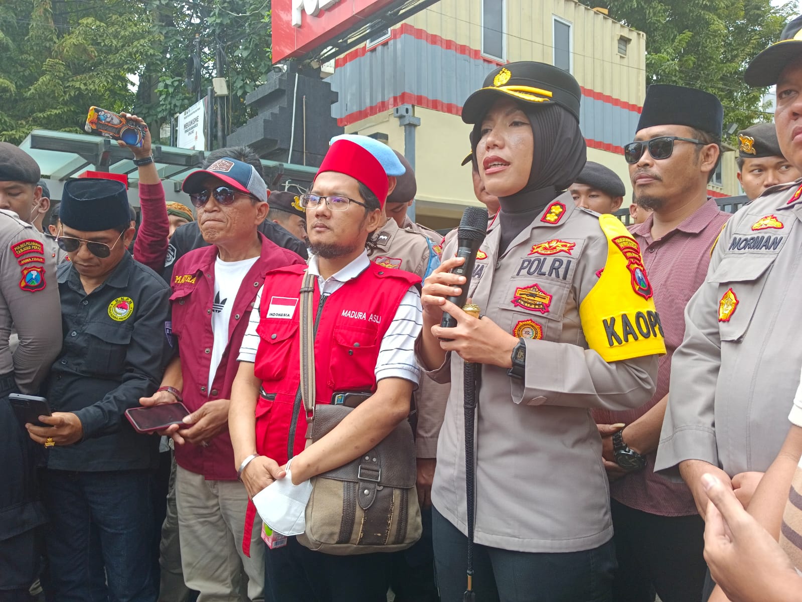 Ormas Madura Asli Geruduk Polres Pelabuhan Tanjung Perak: Buntut Kematian Tak Wajar Tahanan Narkoba 