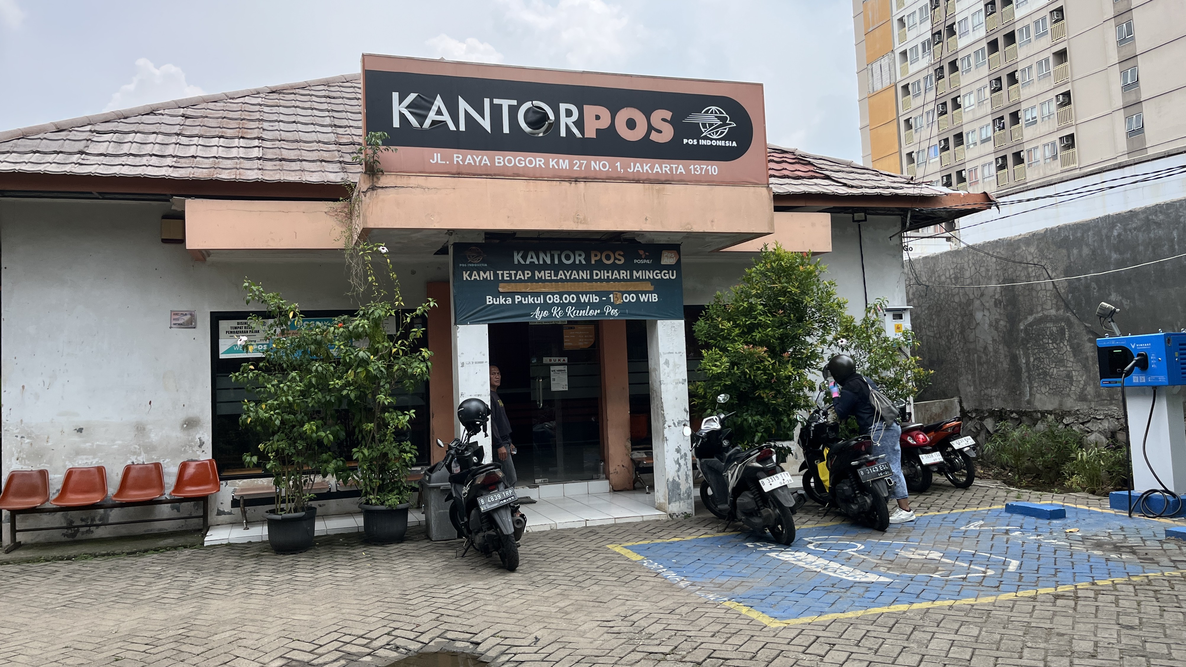 Warga Jaktim Mohon Bersabar, BLT Belum Cair di Kantor Pos Pekayon