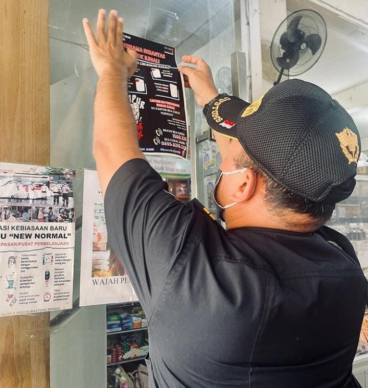 Petugas Bea Cukai Jambi Pasang Sticker Operasi Gempur di Toko Penjual Rokok Tanpa Izin