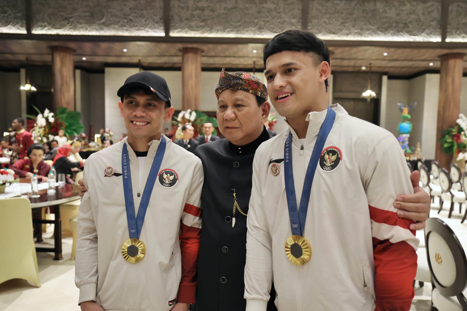 Prabowo dan Para Atlet Peraih Medali Olimpiade Selfie Bareng di Sela HUT ke-79 RI