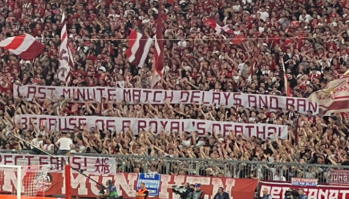 Banyak Pertandingan Ditunda, Suporter Bayern Munich Bentangkan Spanduk Protes Atas Kematian Ratu Elizabeth II