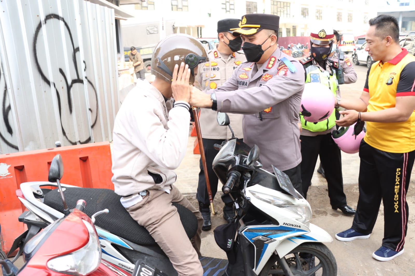 Polres Jakbar Bagi-Bagi Helm ke Pelanggar Selama Operasi Patuh Jaya, Minat?