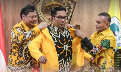 Resmi Bergabung ke Golkar, Ridwan Kamil saat Disematkan Jaket Kuning Langsung Ucap Syukur
