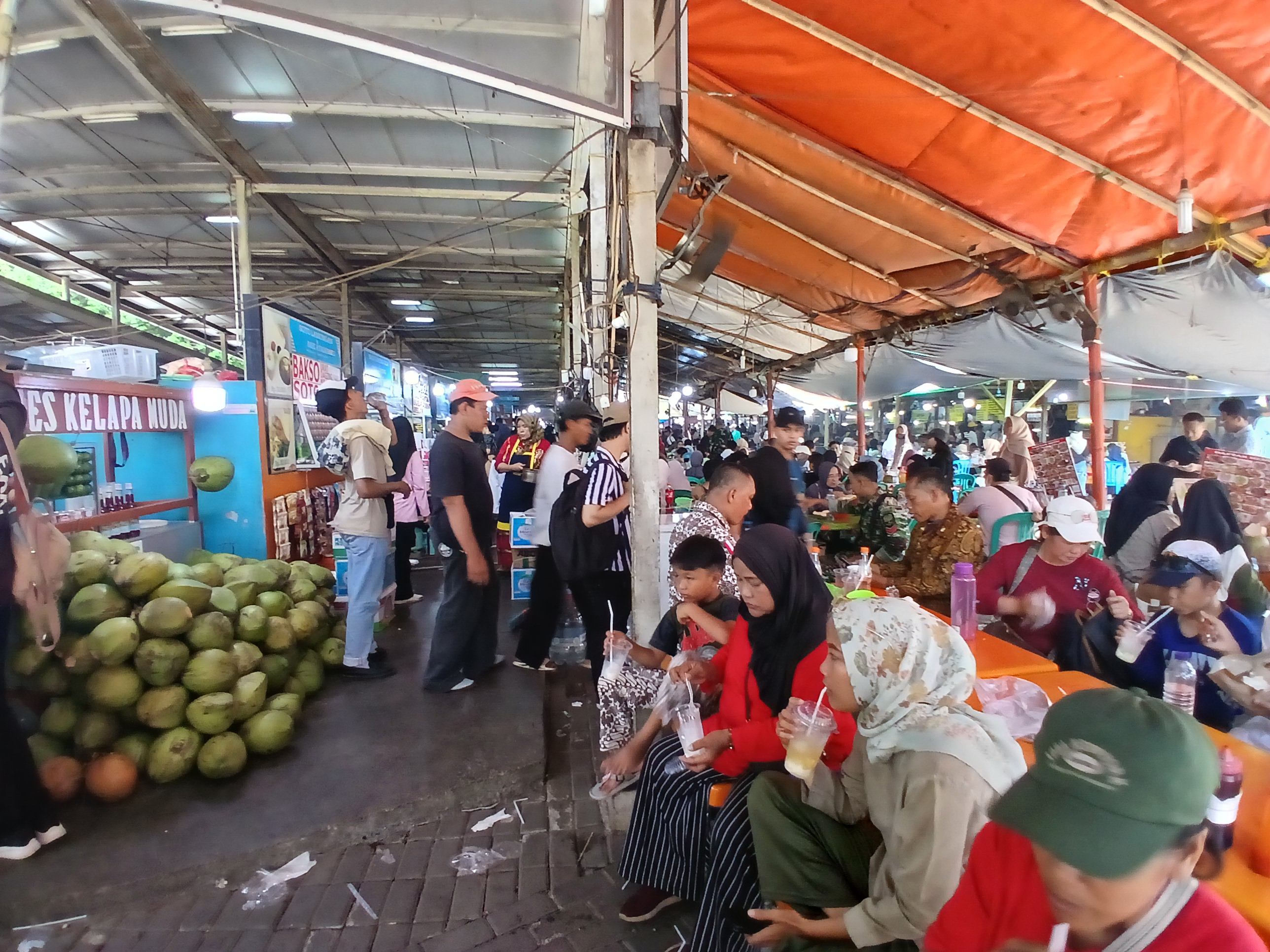 Daya Beli Masyarakat Terus Menurun, Ekonom Soroti Imbas Kebijakan Pemerintah