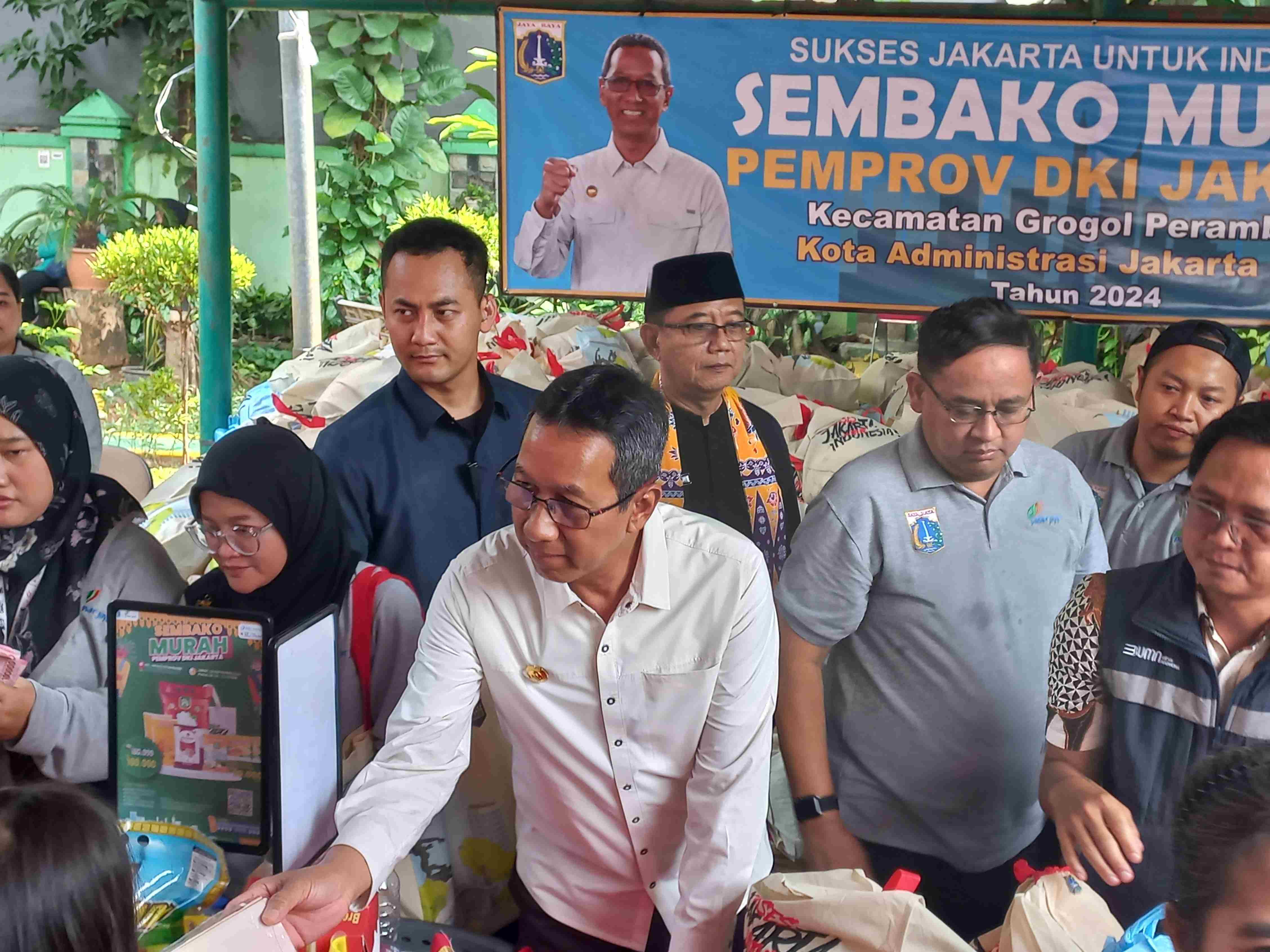 Heru Budi Bagikan 3.000 Paket Sembako Murah di Grogol Petamburan Jakbar