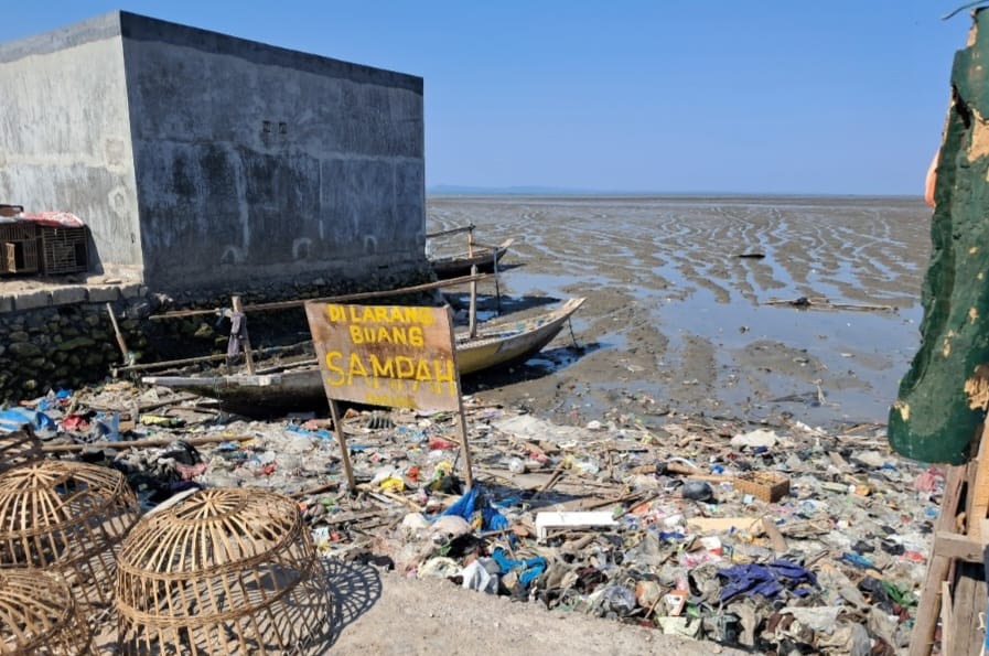 Senja Tak Lagi Jatuh di Kenjeran, Ia tersangkut di Plastik