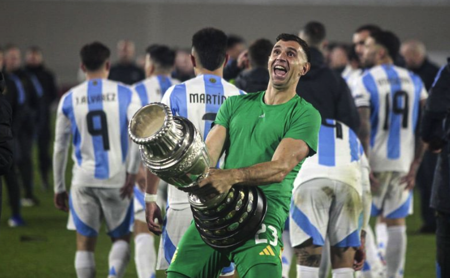 Emiliano Martinez Dihukum FIFA Gara-gara Enggak Respek, Absen di Dua Laga Timnas Argentina 