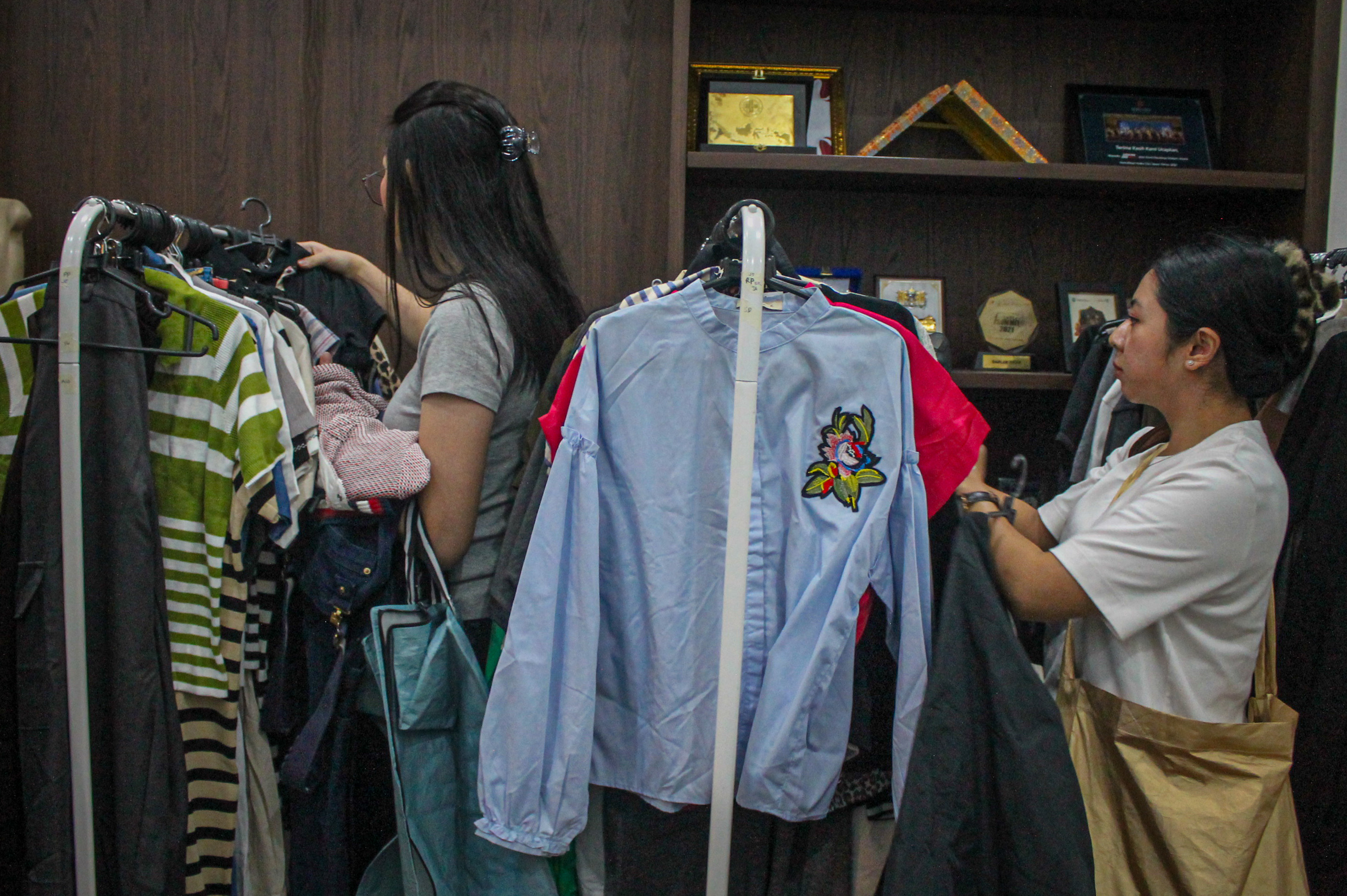 Thrift Market Harian Disway x ARTi Hari Pertama, Banyak Pilihan Barang Branded Harga Merakyat!