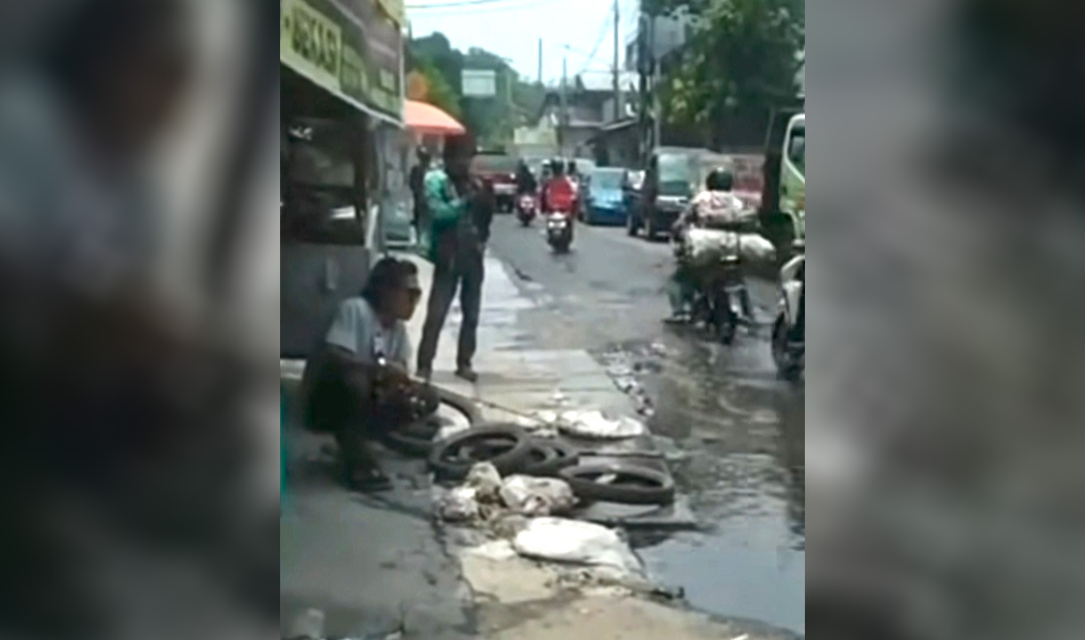 Warga Bekasi Jadikan Jalanan Rusak Kolam Pemancingan