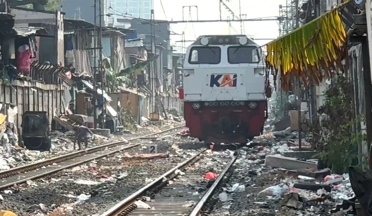 Miris! Rel Kereta Api di Pademangan Jadi Tempat Pembuangan Sampah oleh Warga 