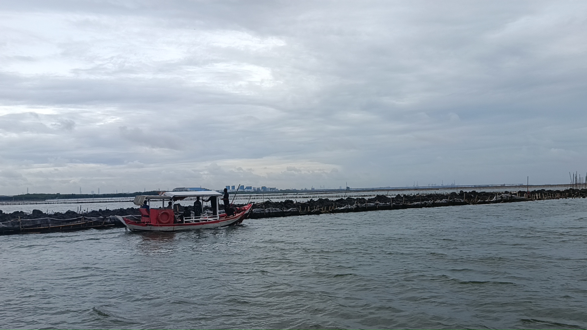 Pemagaran Pagar Laut Misterius di Laut Bekasi Bikin Omset Nelayan Menurun