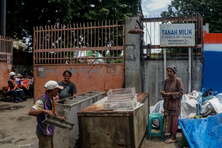  Pemkot Surabaya Relokasi Pedagang yang Digusur PT KAI