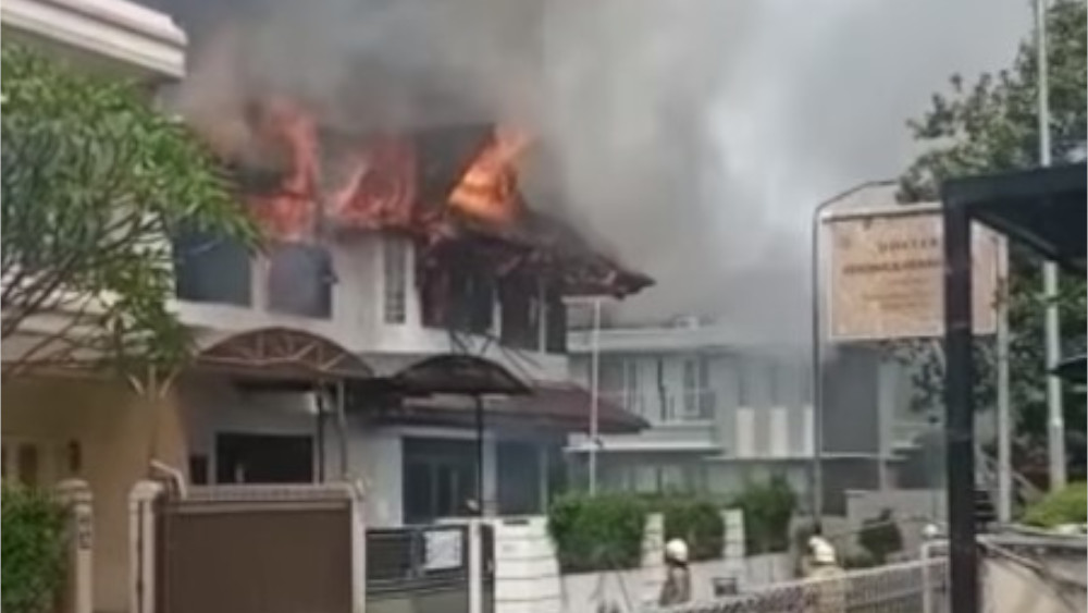 Kebakaran Rumah di Komplek Kembangan Siang Ini, 60 Personel Pemadam Diturunkan, Warganet: Ditinggal Mudik?