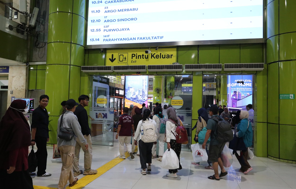 Arus Balik Mudik Sudah Mulai Terasa, Ribuan Pemudik Tiba di Stasiun Gambir dan Senen