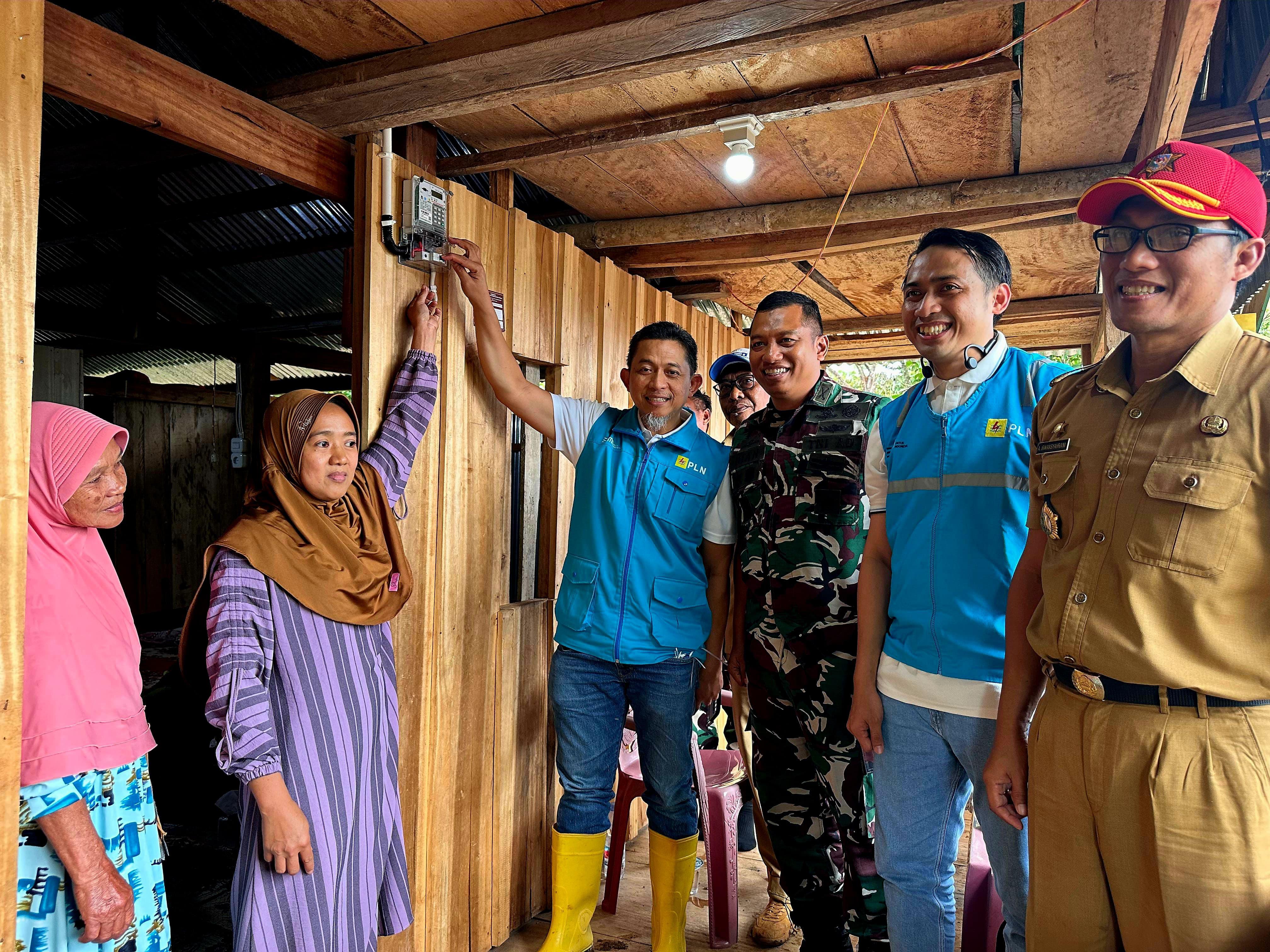 Kampung Menra Terang Benderang, 28 Keluarga Merasakan Akses Listrik 24 Jam