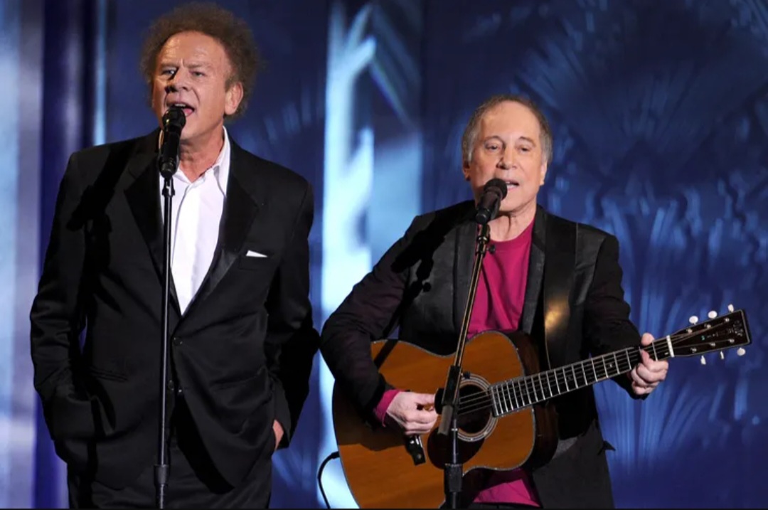 Art Garfunkel Kenang Momen Haru Bersama Paul Simon, Ada Air Mata dan Pelukan