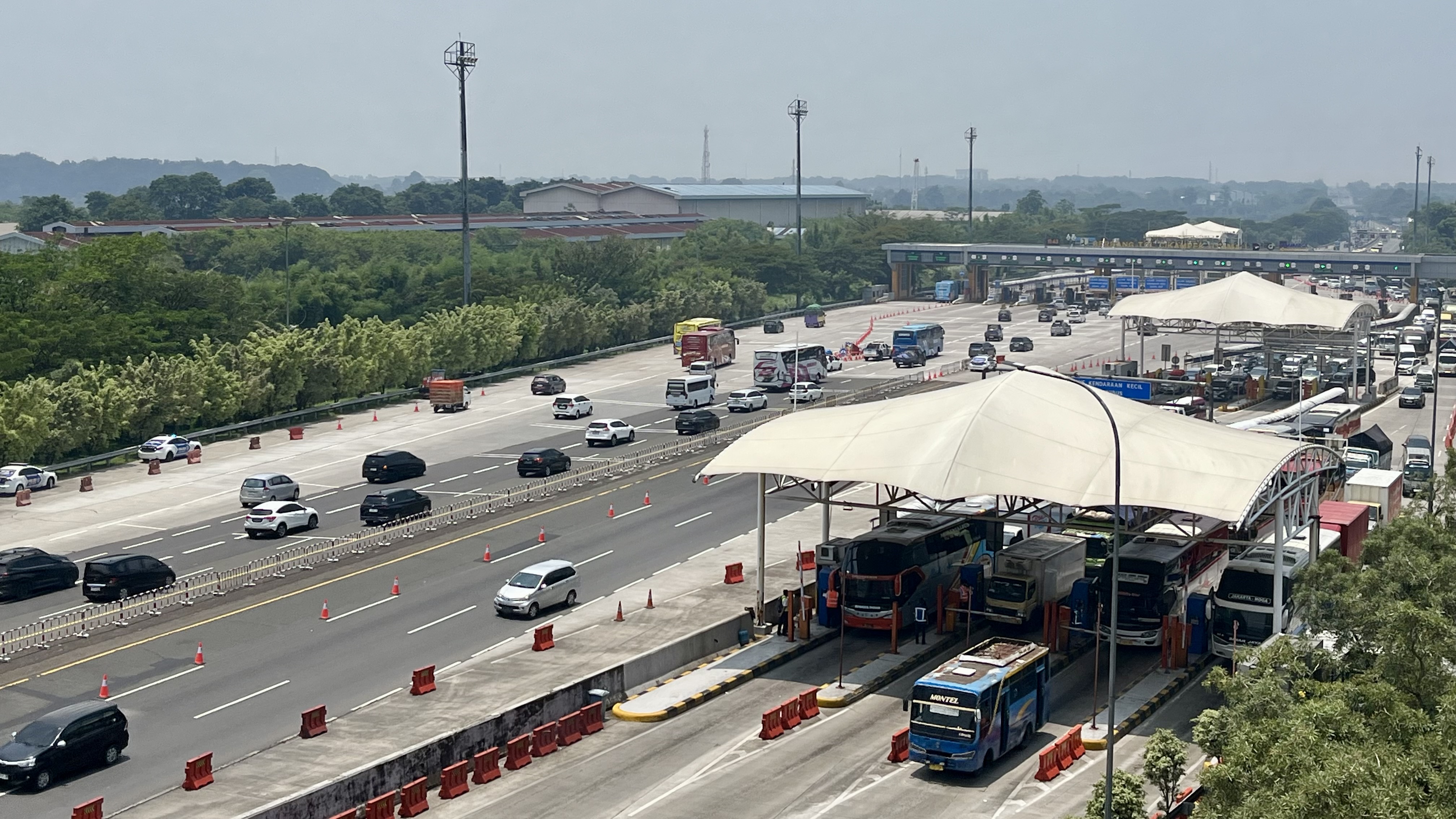 Traffic Cone Mulai Dipasang di Ruas Tol Japek, Contraflow Tunggu Diskresi Kepolisian