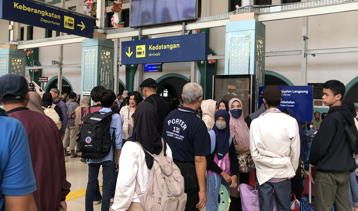 Stasiun Pasar Senen Membludak di Akhir Masa Libur Nataru   