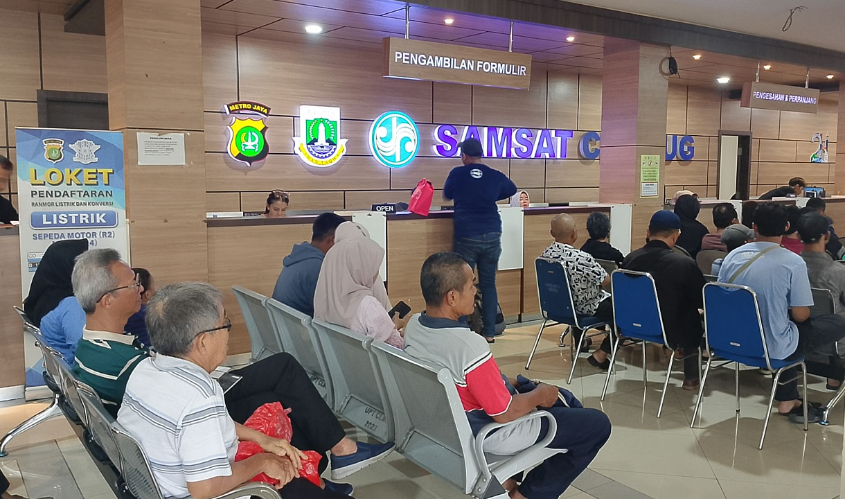 Petugas Samsat Ciledug Kewalahan Hadapi Serbuan Warga di Hari Pertama Pemutihan Pajak Kendaraan