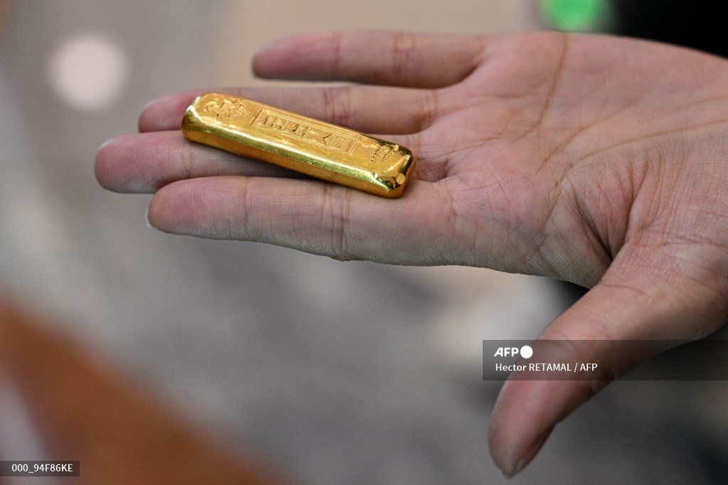 Harga Emas Dunia Ambles 4 Persen, Emas Antam Anjlok Rp183 Ribu per Gram