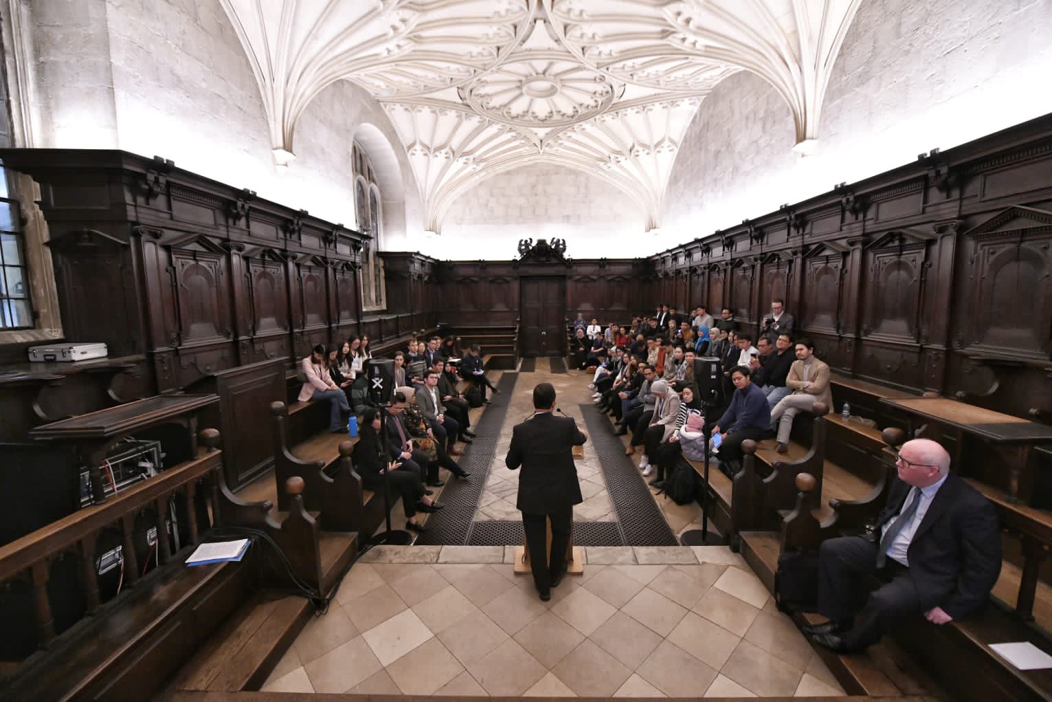 Anies Beri Kuliah Tamu di “Hogwarts” Harry Potter Usai Dilantik Jadi Anggota Dewan Oxford University