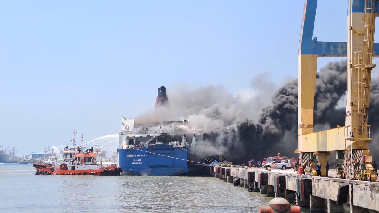 KMP Mutiara Berkah I Terbakar di Pelabuhan Merak, Penumpang Dievakuasi Menggunakan Crane